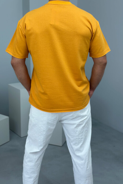 T-SHIRT I THJESHTË ME SHKRIME PËR MESHKUJ NË NGJYRËN MUSTARDË - 3