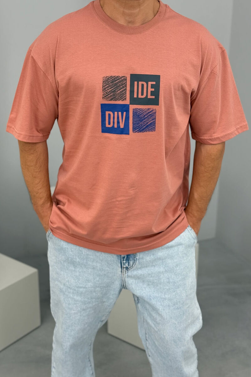 T-SHIRT I THJESHTË ME SHKRIME PËR MESHKUJ NË NGJYRËN PUDËR - 2