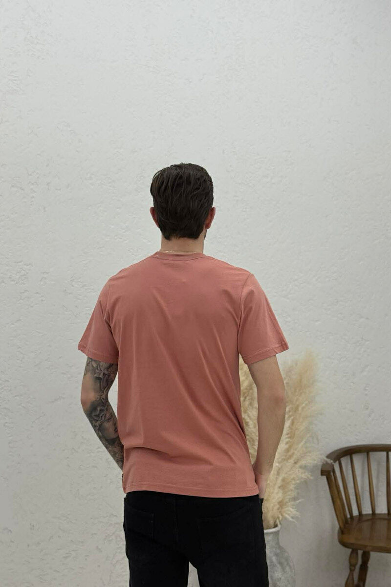 T-SHIRT I THJESHTË ME SHKRIME PËR MESHKUJ NË NGJYRËN PUDER - 4