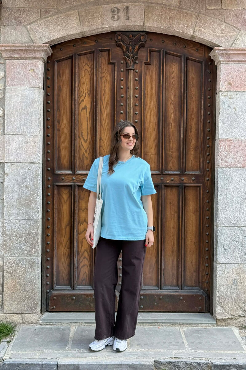 T-SHIRT I THJESHTE PER FEMRA NE NGJYRE BLU TE ZBARDHUR + 6 PALE ÇORAPE DHURATE - 6