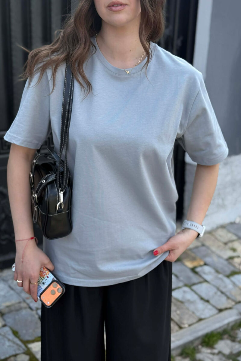 T-SHIRT I THJESHTE PER FEMRA NE NGJYRE GRI + 6 PALE ÇORAPE DHURATE - 4