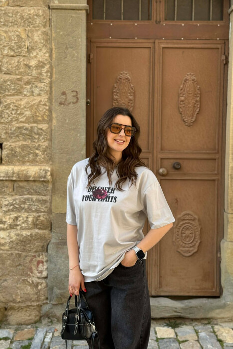 T-SHIRT I THJESHTE PER FEMRA NE NGJYRE GRI TE ZBARDHUR + 6 PALE ÇORAPE DHURATE - 1