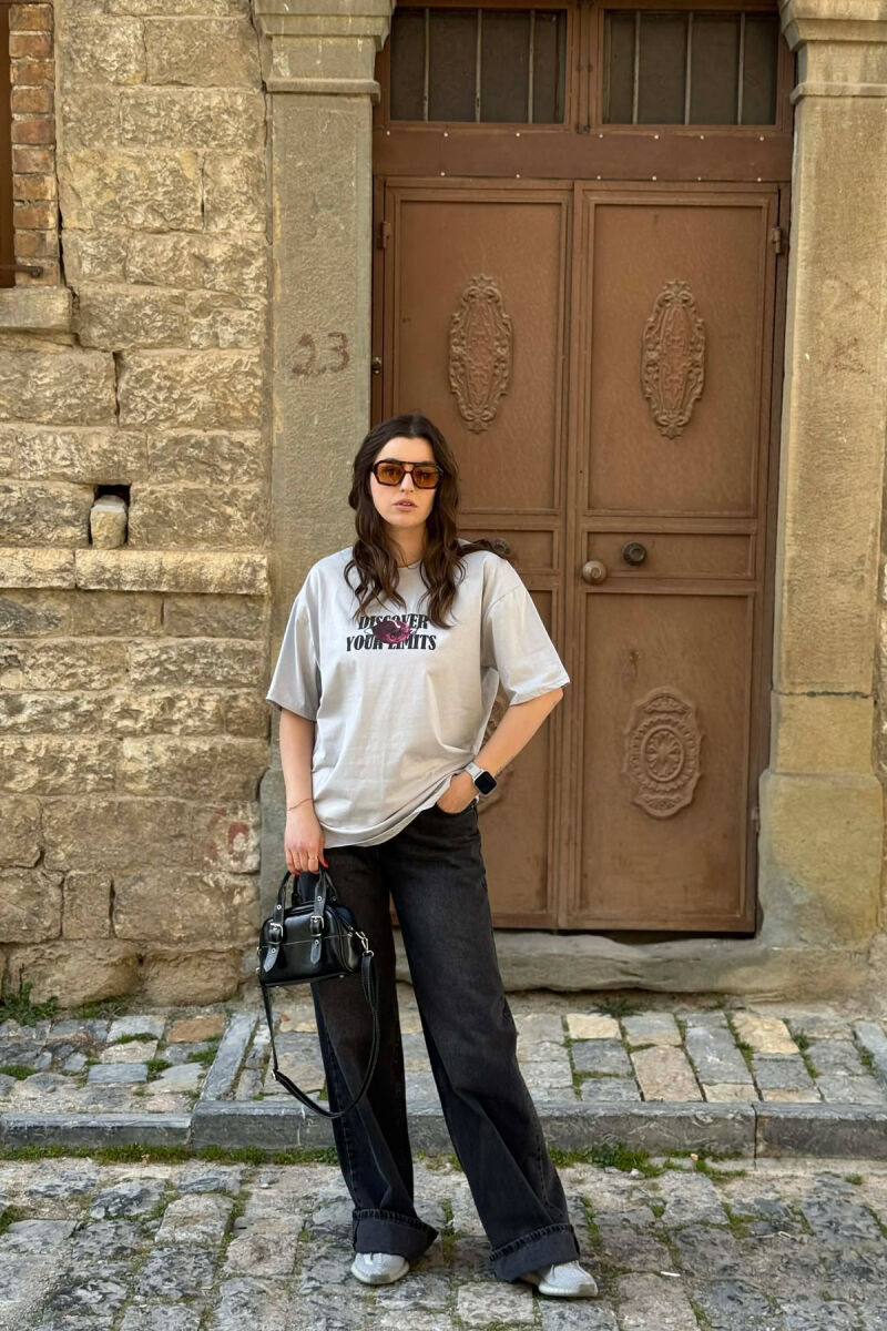 T-SHIRT I THJESHTE PER FEMRA NE NGJYRE GRI TE ZBARDHUR + 6 PALE ÇORAPE DHURATE - 6