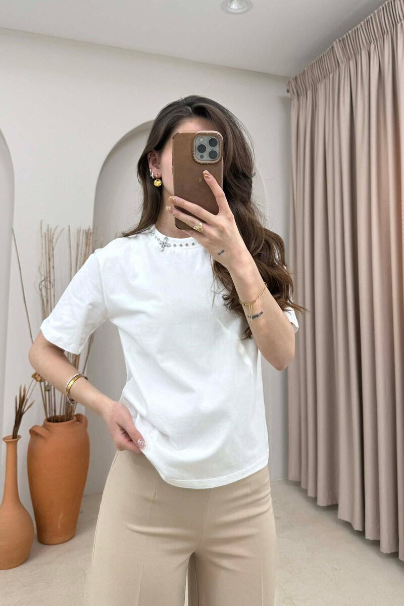 T-SHIRT ME DETAJE TEK PJESA E QAFES PER FEMRA NE NGJYRE TE BARDHE - 1