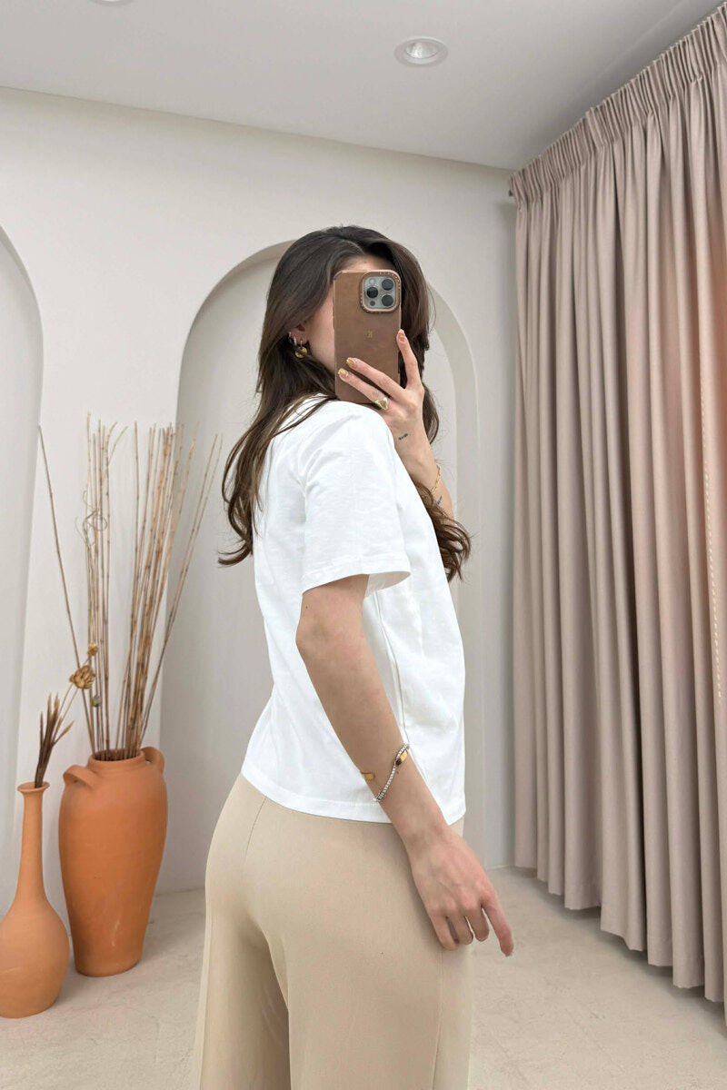 T-SHIRT ME DETAJE TEK PJESA E QAFES PER FEMRA NE NGJYRE TE BARDHE - 4