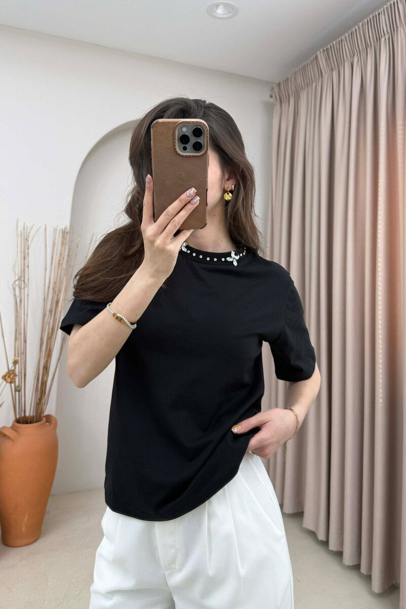 T-SHIRT ME DETAJE TEK PJESA E QAFES PER FEMRA NE NGJYRE TE ZEZE - 3