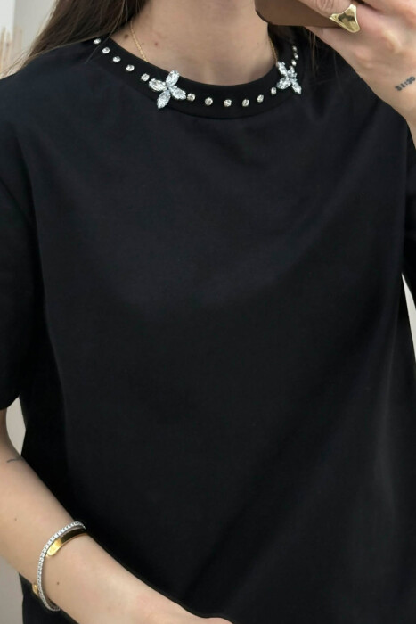 T-SHIRT ME DETAJE TEK PJESA E QAFES PER FEMRA NE NGJYRE TE ZEZE - 4