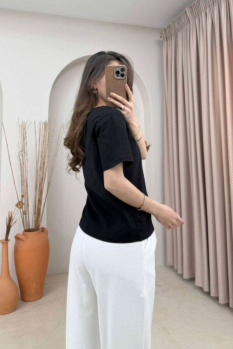 T-SHIRT ME DETAJE TEK PJESA E QAFES PER FEMRA NE NGJYRE TE ZEZE - 5