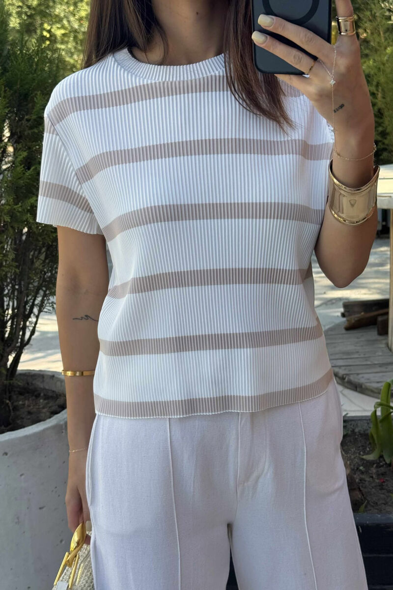 T-SHIRT ME DIZAJNIN E VIJAVE PËR FEMRA NË NGJYRËN E BARDHË DHE BEZHË - 3