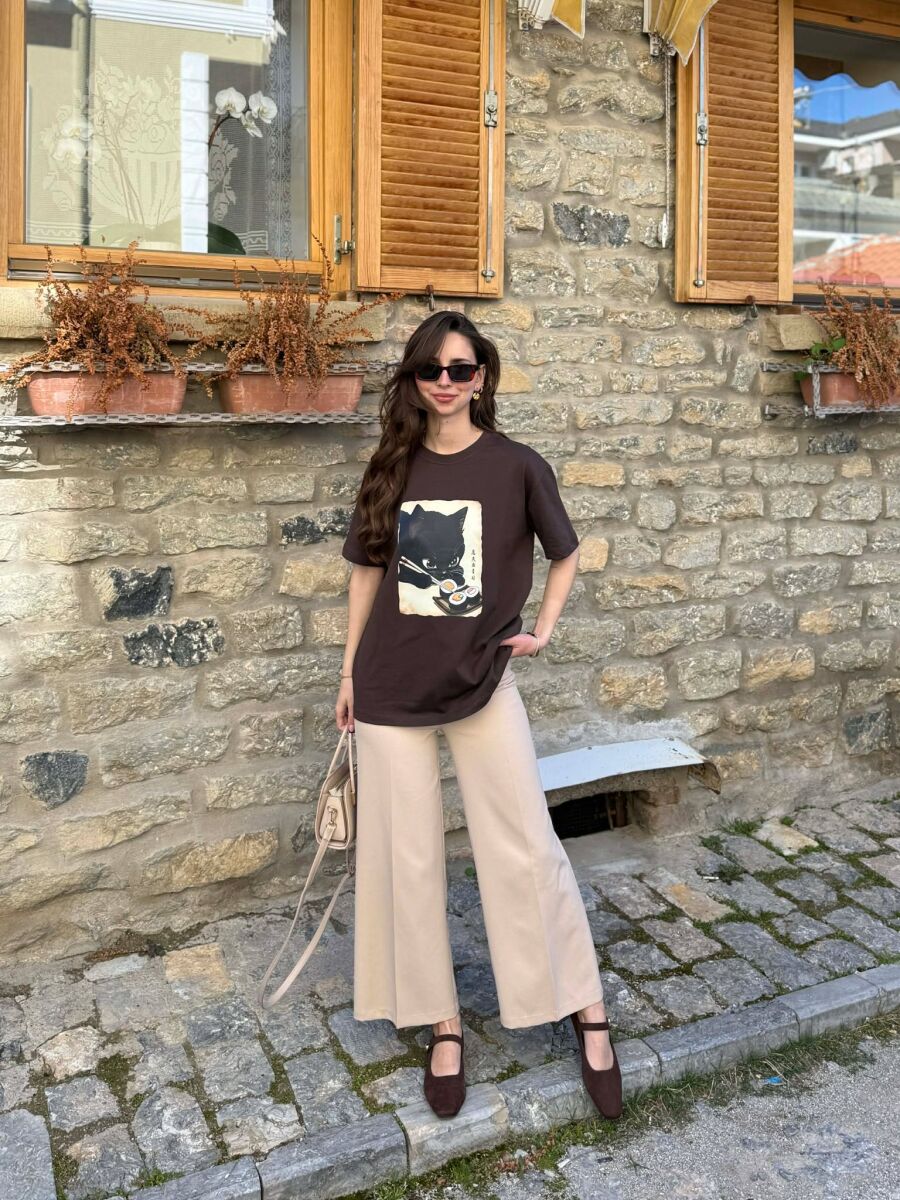 T-SHIRT ME IMAZH NE PJESEN PARA PER FEMRA NE NGJYRE KAFE - 2