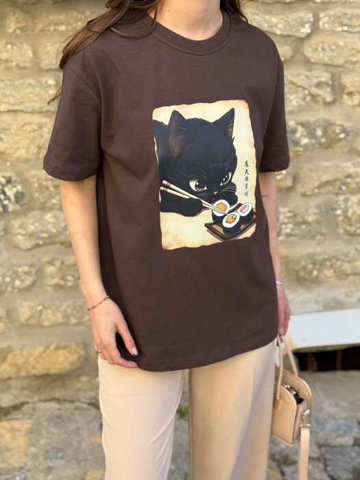 T-SHIRT ME IMAZH NE PJESEN PARA PER FEMRA NE NGJYRE KAFE - 3