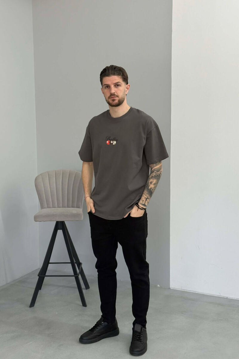 T-SHIRT ME IMAZH NE PJESEN PAS PER MESHKUJ NE NGJYRE GRI TE ERRET - 3