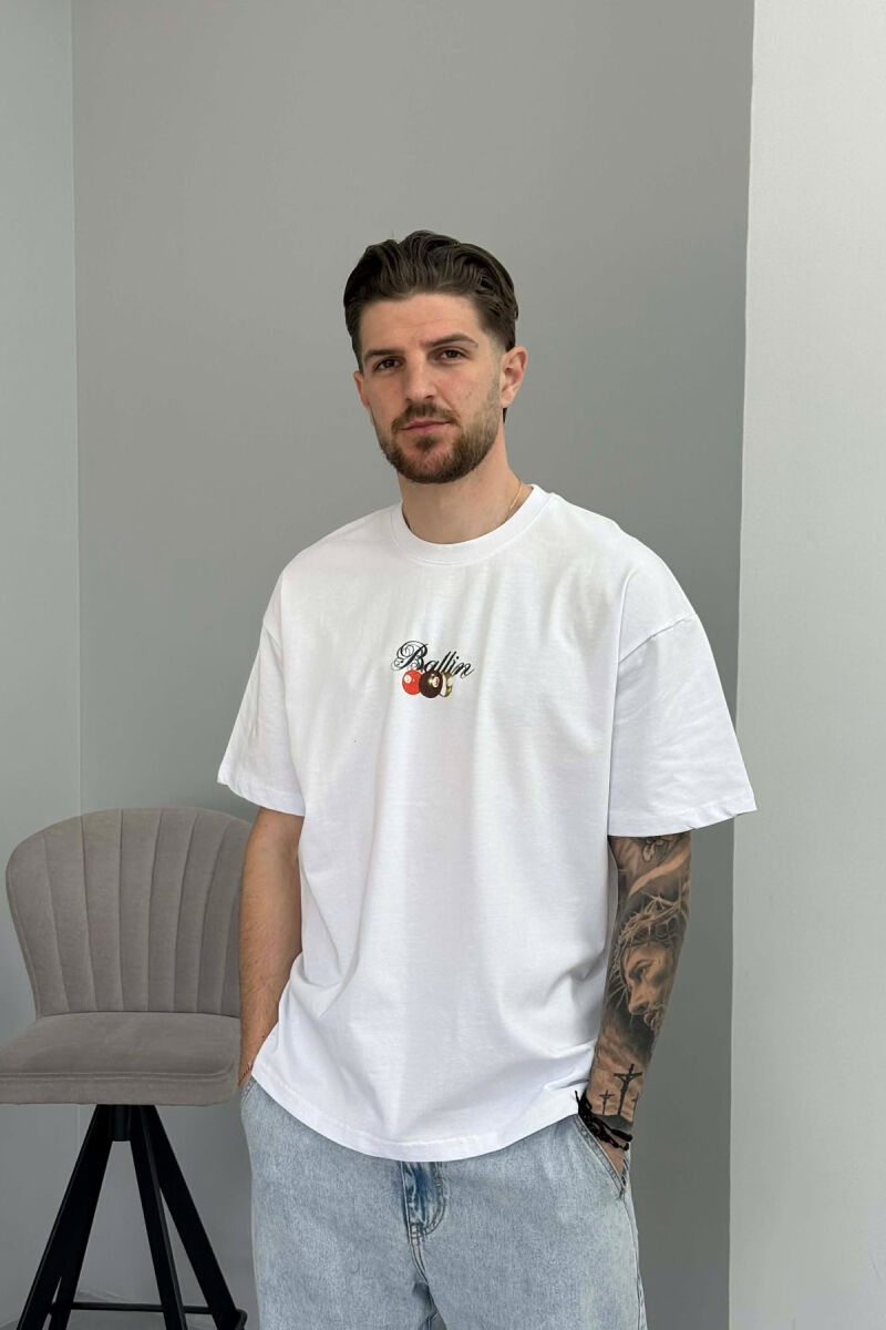 T-SHIRT ME IMAZH NE PJESEN PAS PER MESHKUJ NE NGJYRE TE BARDHE - 1