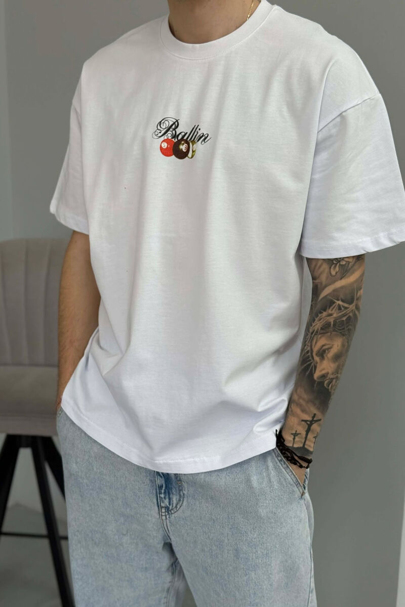 T-SHIRT ME IMAZH NE PJESEN PAS PER MESHKUJ NE NGJYRE TE BARDHE - 2