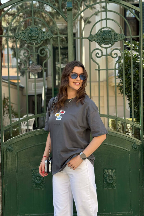 T-SHIRT ME IMAZH PARA & PAS PER FEMRA NE NGJYRE GRI + 6 PALE ÇORAPE DHURATE - 5