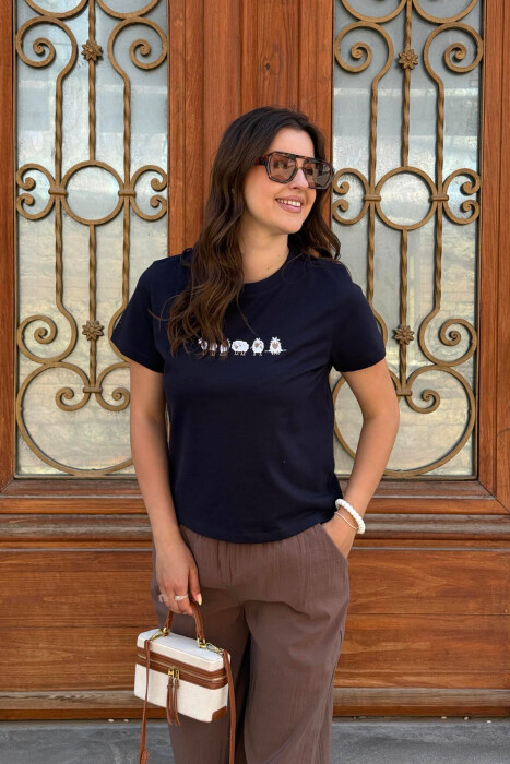 T-SHIRT ME IMAZH PËR FEMRA NË NGJYRËN BLU E ERRËT - 4