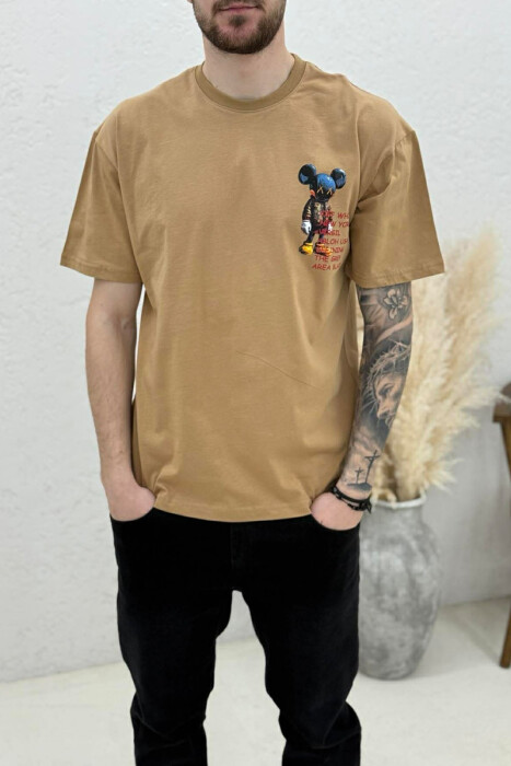 T-SHIRT ME IMAZH PËR MESHKUJ NË NGJYRËN KAFE E ZBARDHUR - 2