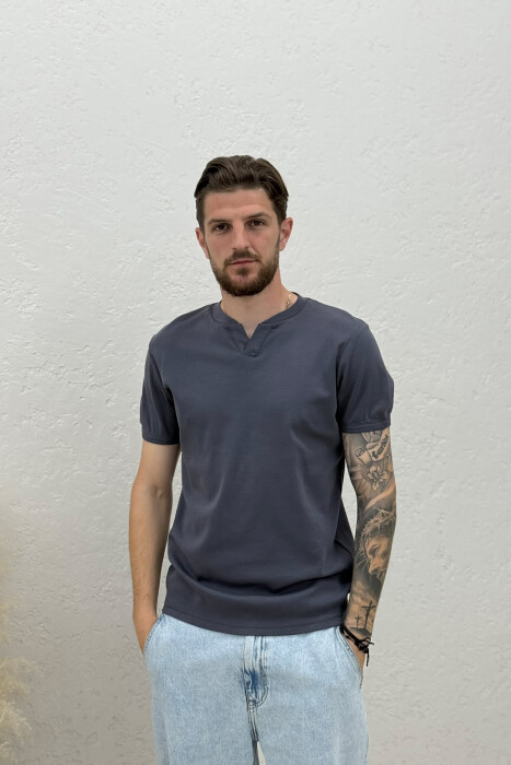 T-SHIRT ME JAKE V PER MESHKUJ NE NGJYRE GRI TE ERRET - KLAUDIO FASHION