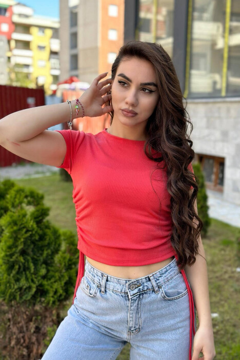 T-SHIRT ME LIDHËSE PËR FEMRA NË NGJYRËN SALMON - 2