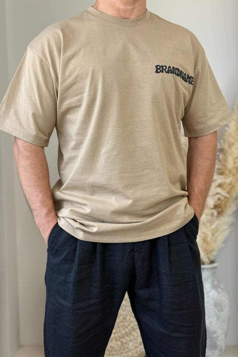 T-SHIRT ME SHKRIME DHE DIZAJN PËR MESHKUJ NË NGJYRËN KAFE E ZBARDHUR - 1