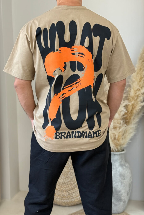 T-SHIRT ME SHKRIME DHE DIZAJN PËR MESHKUJ NË NGJYRËN KAFE E ZBARDHUR - 3