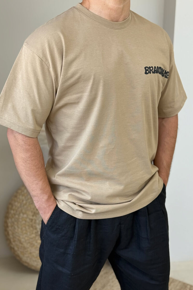 T-SHIRT ME SHKRIME DHE DIZAJN PËR MESHKUJ NË NGJYRËN KAFE E ZBARDHUR - 2