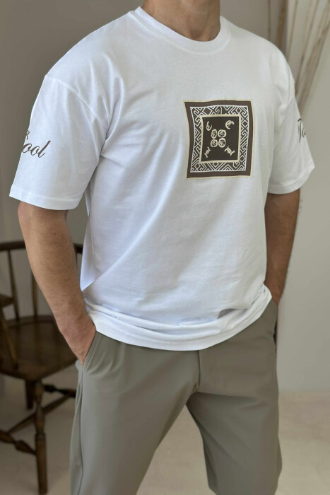 T-SHIRT I THJESHTË ME SHKRIME PËR MESHKUJ NË NGJYRËN E BARDHË 