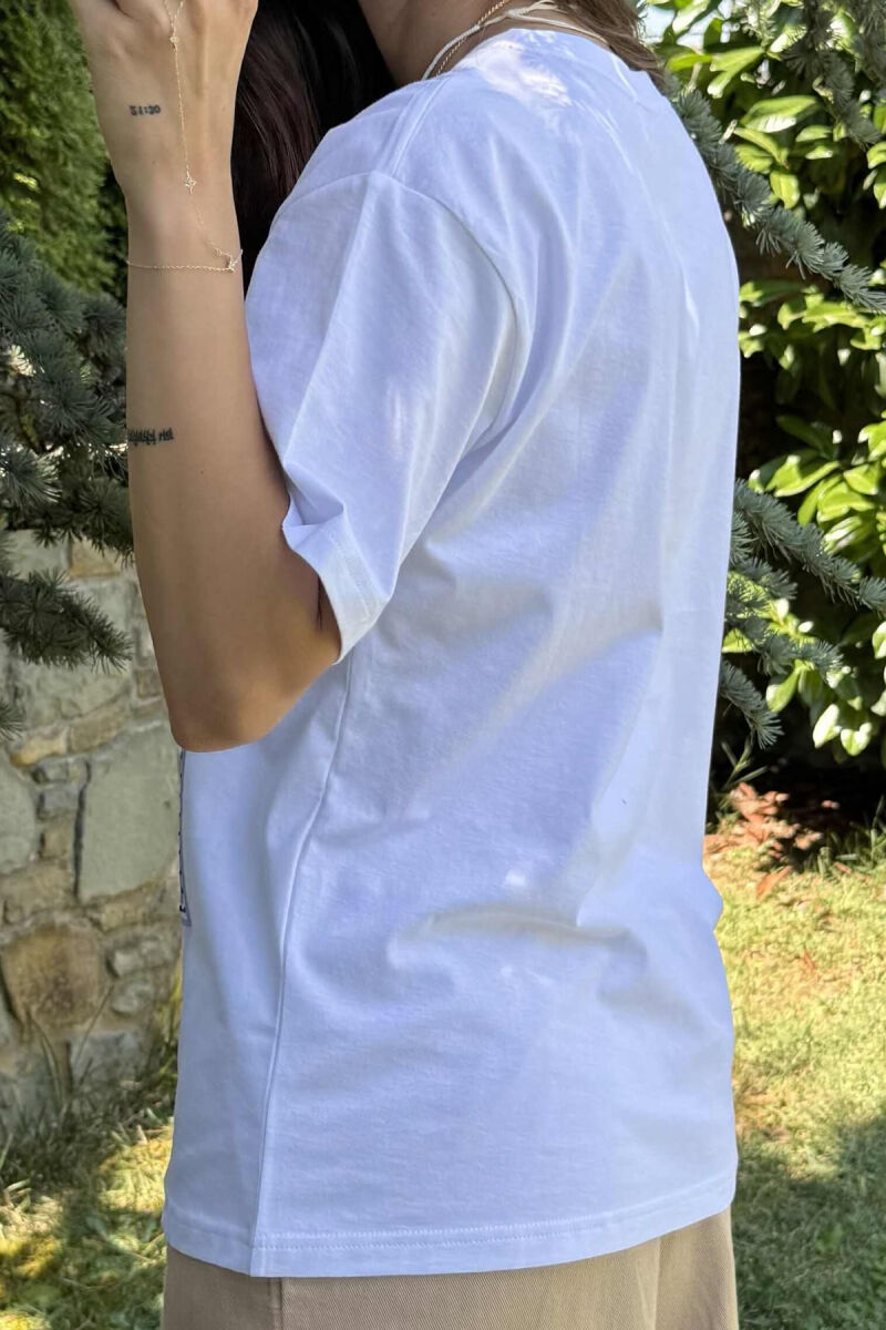 T-SHIRT ME SHKRIME DHE IMAZH PËR FEMRA NË NGJYRËN E BARDHË - 4