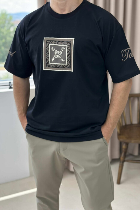 T-SHIRT I THJESHTË ME SHKRIME PËR MESHKUJ NË NGJYRËN E ZEZË - 1