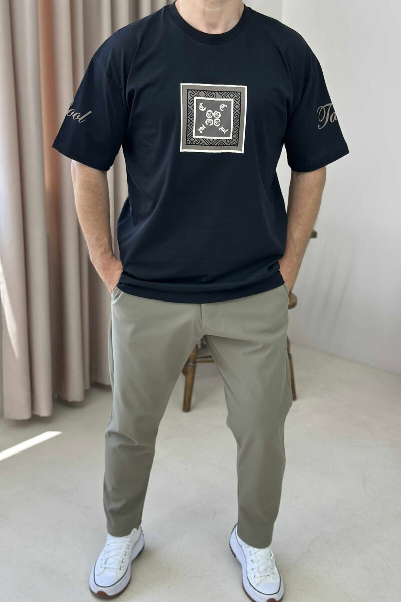 T-SHIRT I THJESHTË ME SHKRIME PËR MESHKUJ NË NGJYRËN E ZEZË - 2