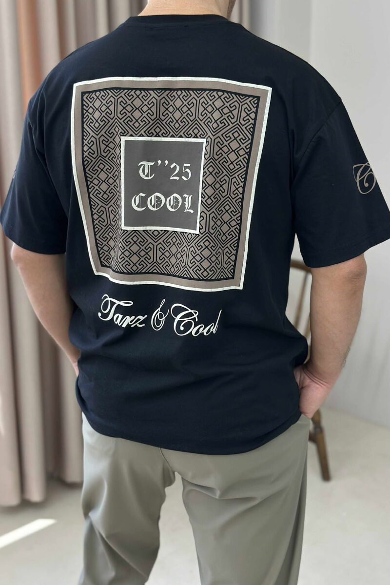 T-SHIRT I THJESHTË ME SHKRIME PËR MESHKUJ NË NGJYRËN E ZEZË - 4