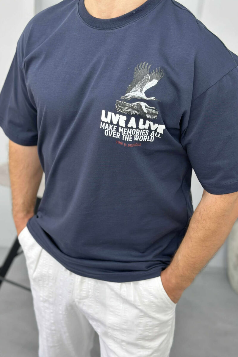 T-SHIRT ME SHKRIME DHE IMAZH PËR MESHKUJ NË NGJYRËN BLU E ERRËT - 3