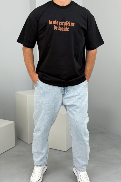 T-SHIRT ME SHKRIME DHE IMAZH PËR MESHKUJ NË NGJYRËN E ZEZË - 1