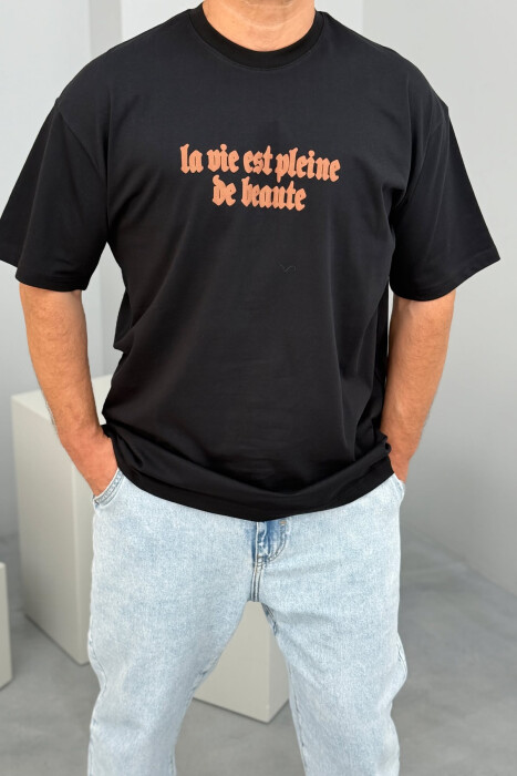 T-SHIRT ME SHKRIME DHE IMAZH PËR MESHKUJ NË NGJYRËN E ZEZË - 2