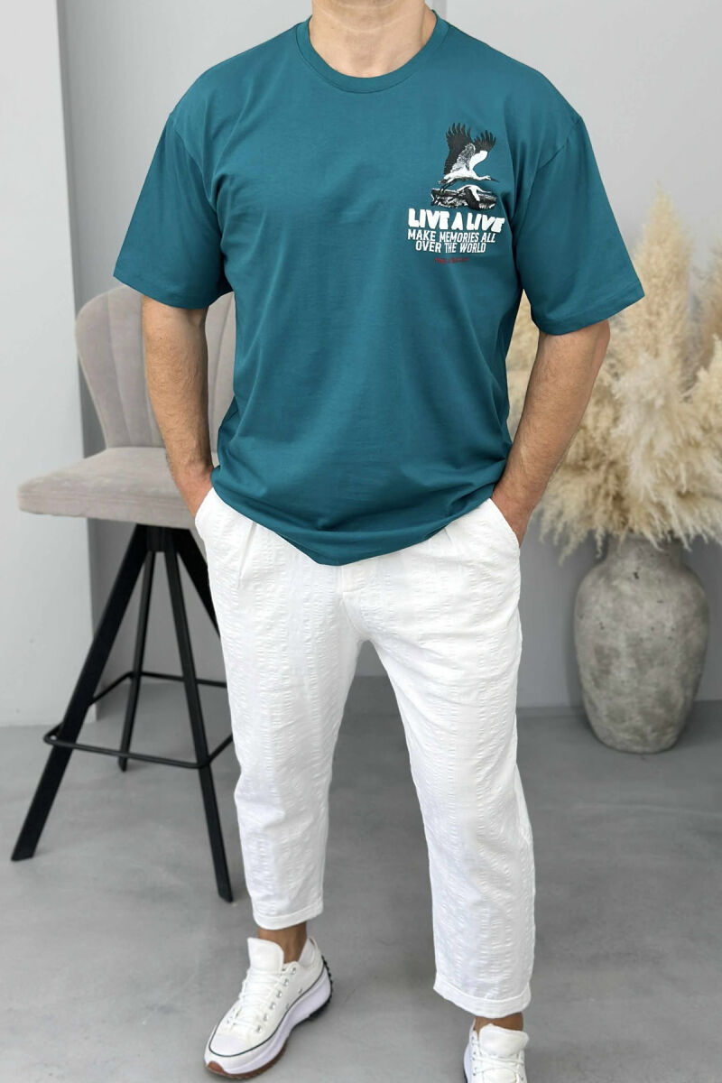 T-SHIRT ME SHKRIME DHE IMAZH PËR MESHKUJ NË NGJYRËN JESHILE E ERRËT - 1