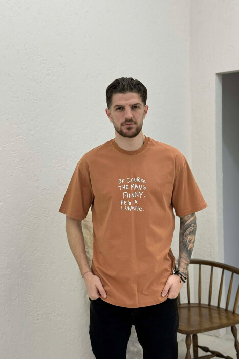 T-SHIRT ME SHKRIME & IMAZH PER MESHKUJ NE NGJYRE KAFE - 1