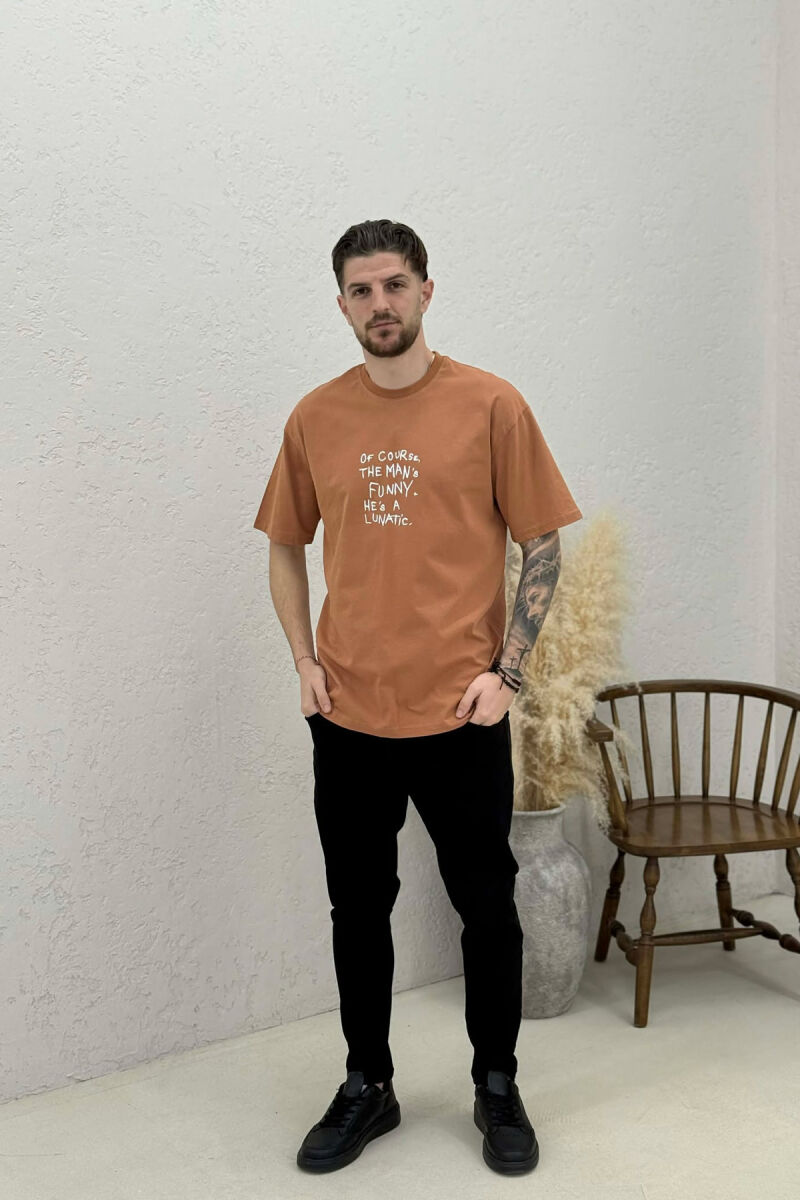 T-SHIRT ME SHKRIME & IMAZH PER MESHKUJ NE NGJYRE KAFE - 2