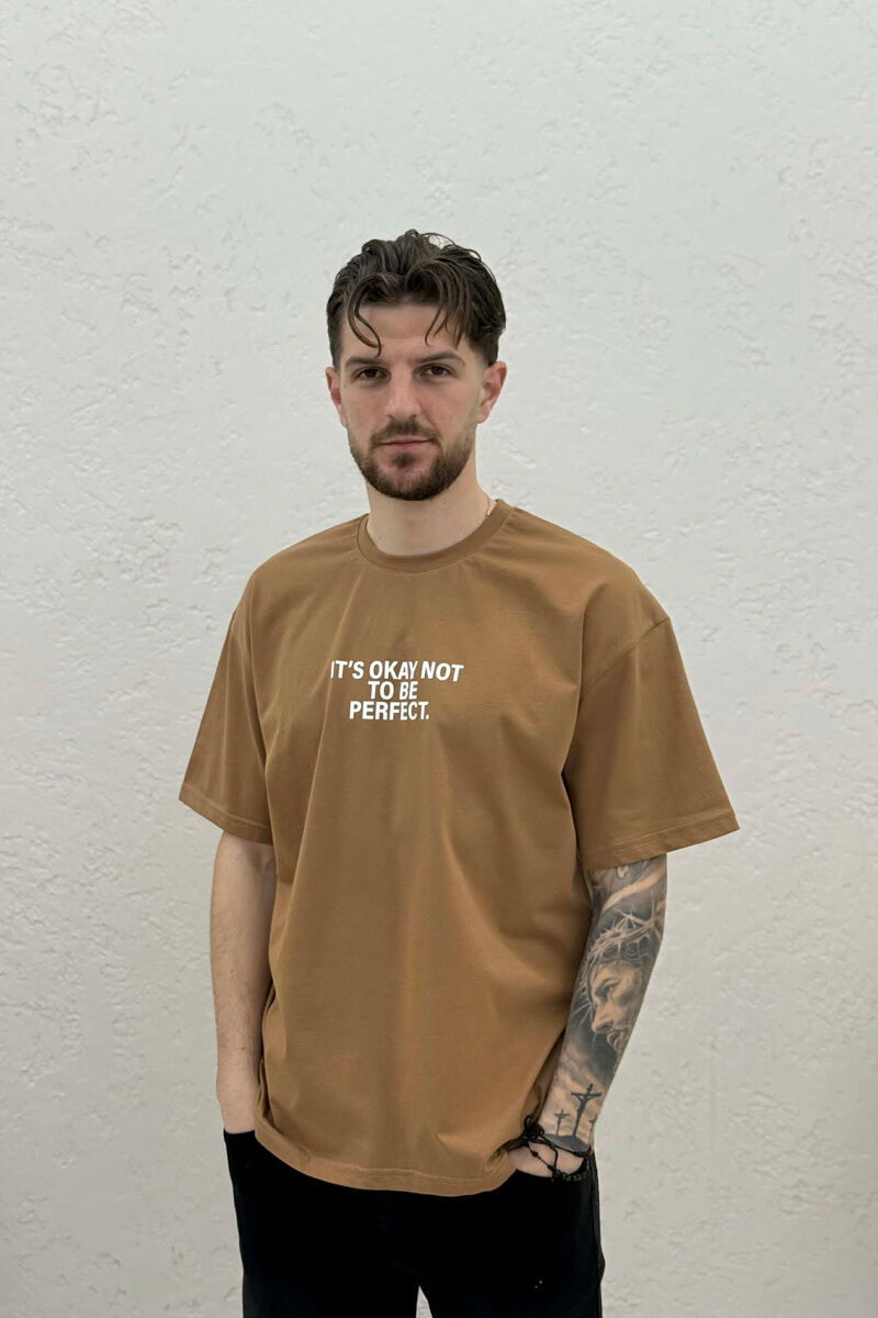 T-SHIRT ME SHKRIME PARA & PAS PER MESHKUJ NE NGJYRE KAFE - 1