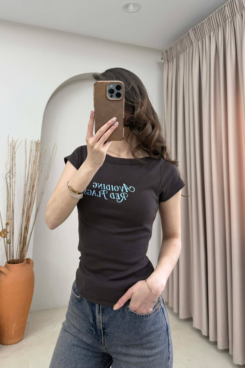 T-SHIRT ME SHKRIME PER FEMRA NE NGJYRE KAFE - 2