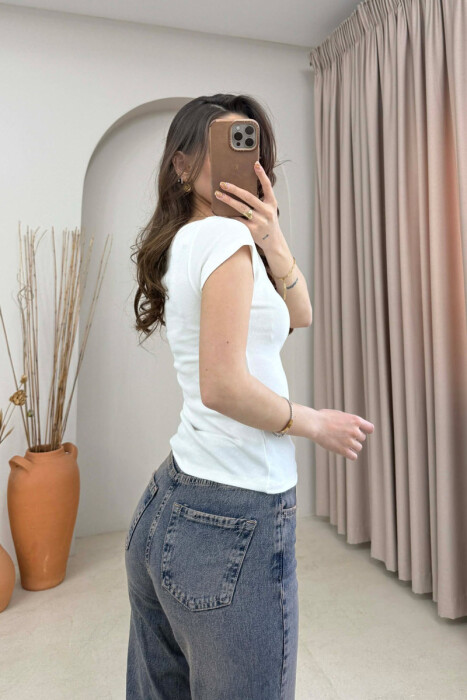 T-SHIRT ME SHKRIME PER FEMRA NE NGJYRE TE BARDHE - 4