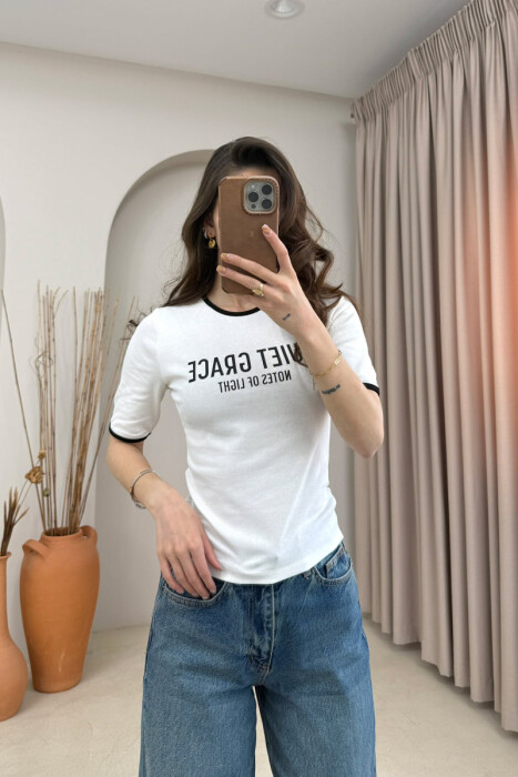 T-SHIRT ME SHKRIME PER FEMRA NE NGJYRE TE BARDHE - 