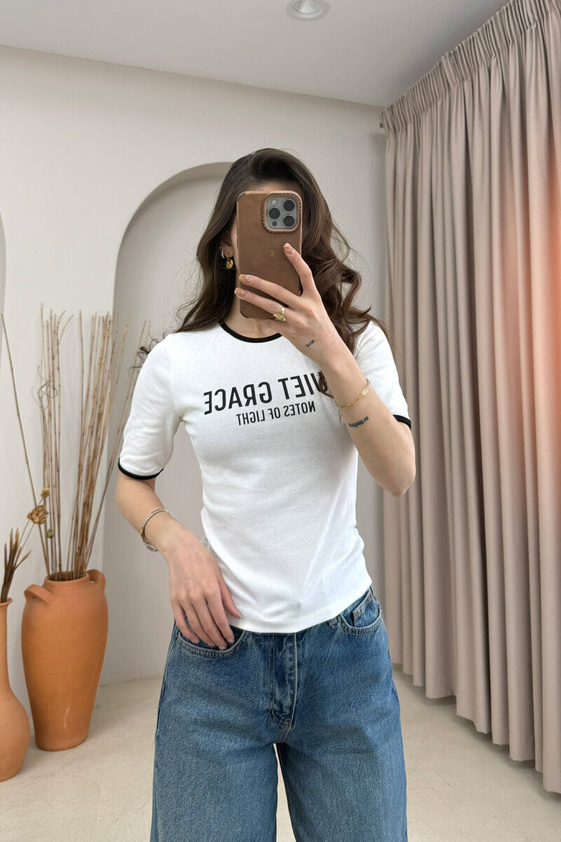 T-SHIRT ME SHKRIME PER FEMRA NE NGJYRE TE BARDHE - 1