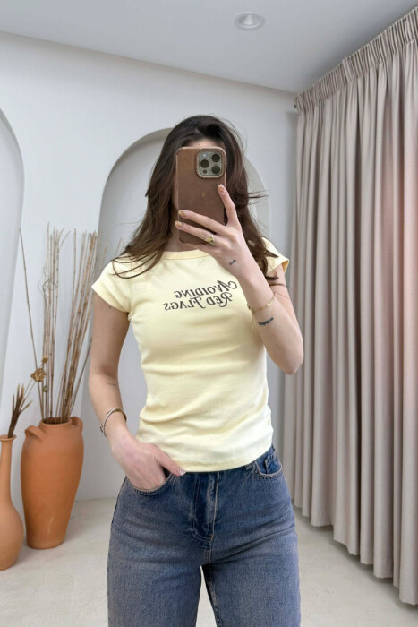 T-SHIRT ME SHKRIME PER FEMRA NE NGJYRE TE VERDHE - 1