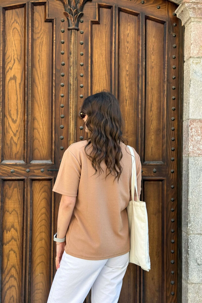 T-SHIRT ME TEKSTURE DHE JAKE POLO PER FEMRA NE NGJYRE BEZHE + 6 PALE ÇORAPE DHURATE - 3