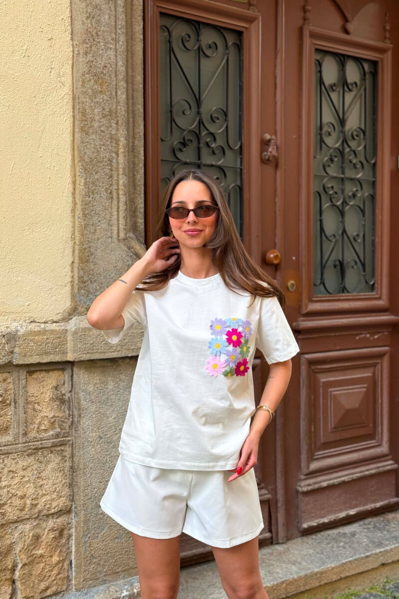 T-SHIRT ME XHEP ME QENDISJE PER FEMRA NE NGJYRE TE BARDHE - 1