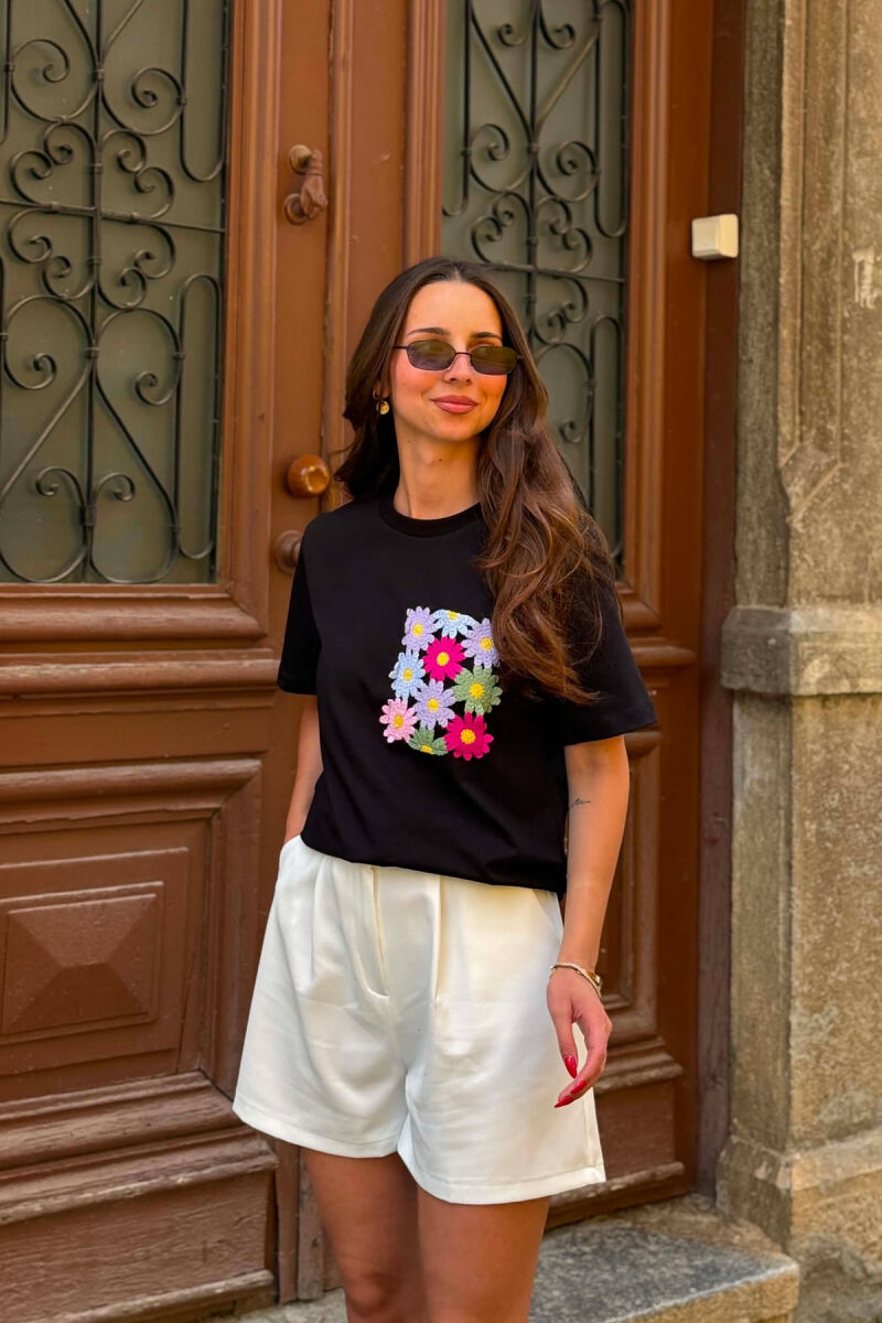 T-SHIRT ME XHEP ME QENDISJE PER FEMRA NE NGJYRE TE ZEZE - 1