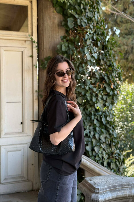 T-SHIRT NJE NGJYRESH ME TEKSTURE PER FEMRA NE NGJYRE TE ZEZE + 6 PALE ÇORAPE DHURATE - 2