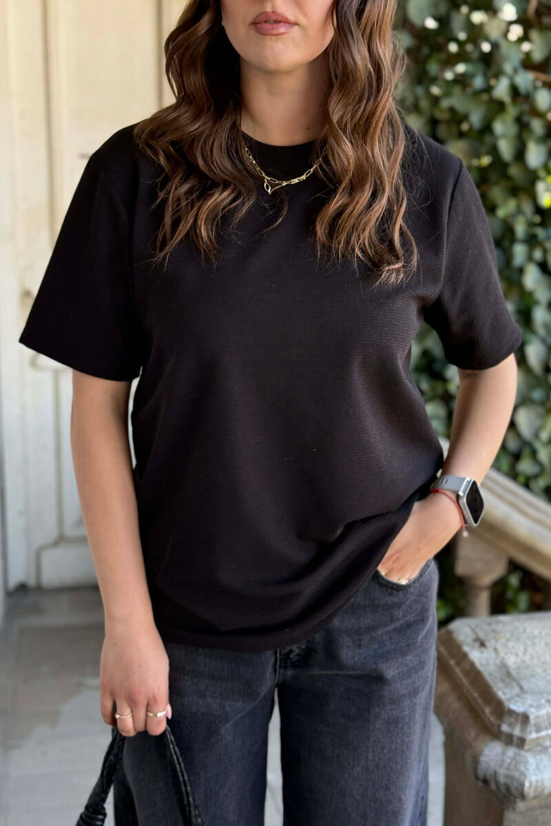 T-SHIRT NJE NGJYRESH ME TEKSTURE PER FEMRA NE NGJYRE TE ZEZE + 6 PALE ÇORAPE DHURATE - 3