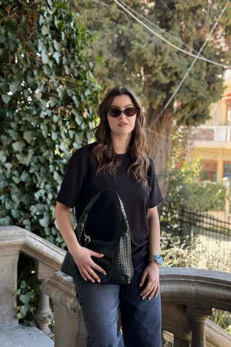 T-SHIRT NJE NGJYRESH ME TEKSTURE PER FEMRA NE NGJYRE TE ZEZE + 6 PALE ÇORAPE DHURATE - 4