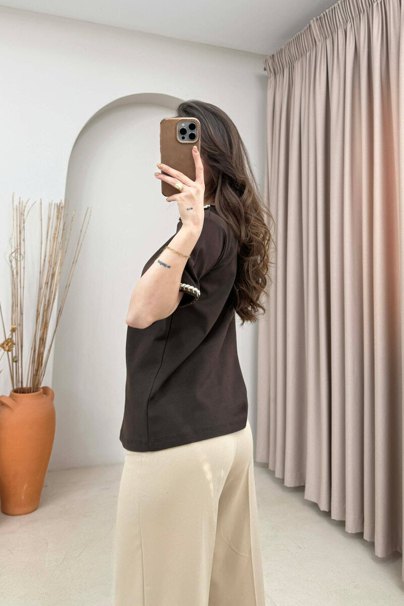 T-SHIRT NJE NGJYRESH ME DETAJ TEK QAFA PER FEMRA NE NGJYRE KAFE - 4